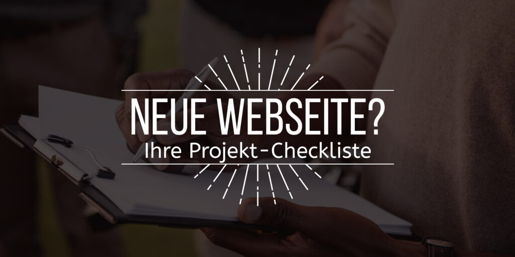 Bild mit dem vorgelagerten Text "Neue Webseite? Ihre Projekt-Checkliste" - Im Hintergrund ist eine Hand mit einem Notizbrett zu sehen