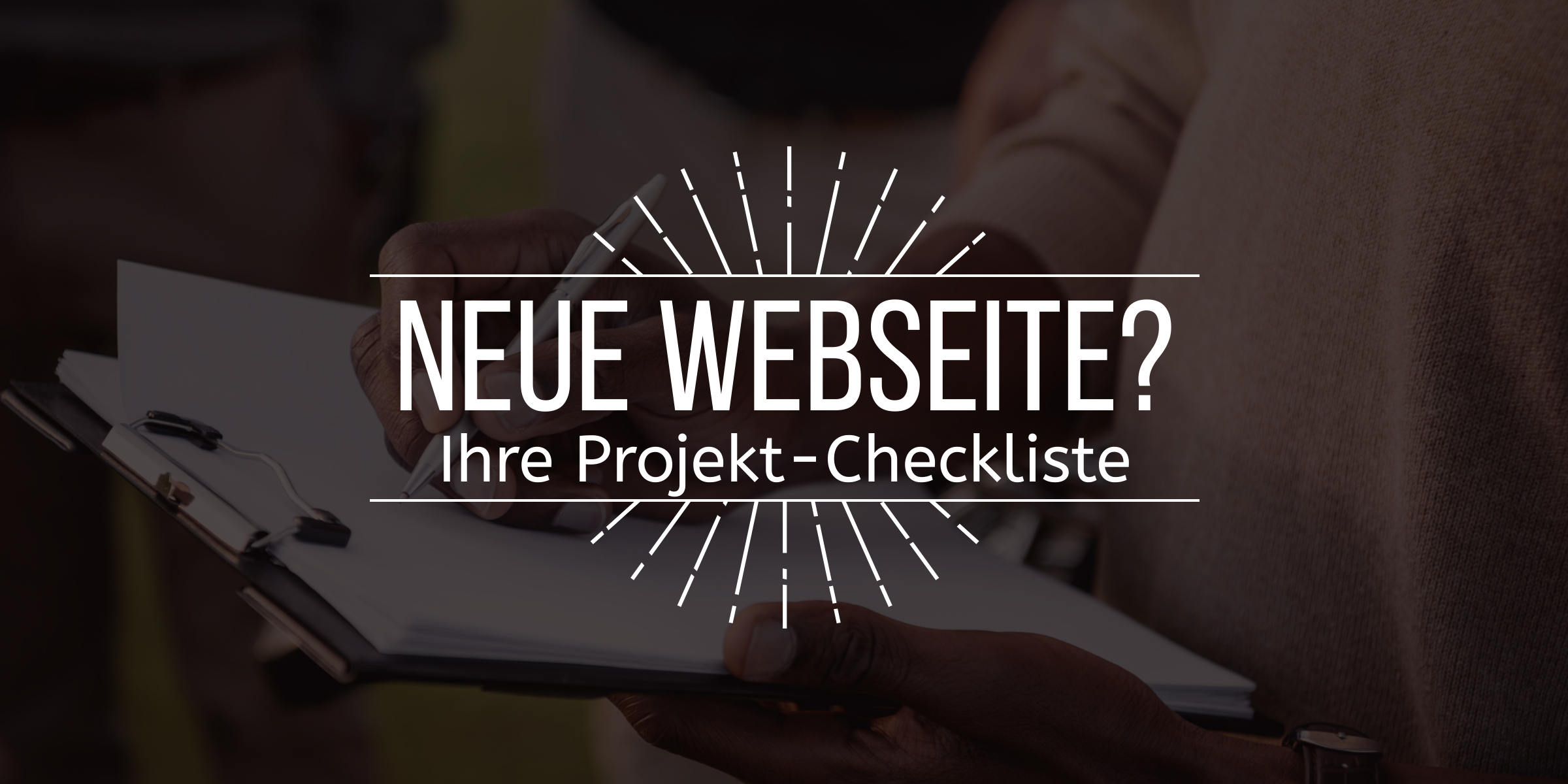 Bild mit dem vorgelagerten Text "Neue Webseite? Ihre Projekt-Checkliste" - Im Hintergrund ist eine Hand mit einem Notizbrett zu sehen