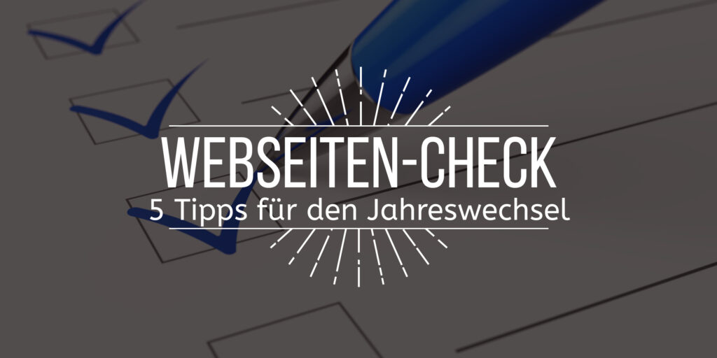 Bild mit dem vorgelagerten Text "Webseiten-Check 5 Tipps für den Jahreswechsel" - Im Hintergrund ist ein Stift zu sehen, der in einer Checkliste Haken setzt
