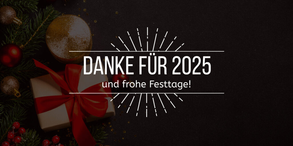 Bild mit dem vorgelagerten Text "Danke für 2025" - im Hintergrund eine dezente Weihnachtsdekoration aus Weihnachtskugeln, Geschenken und Tannenzweigen