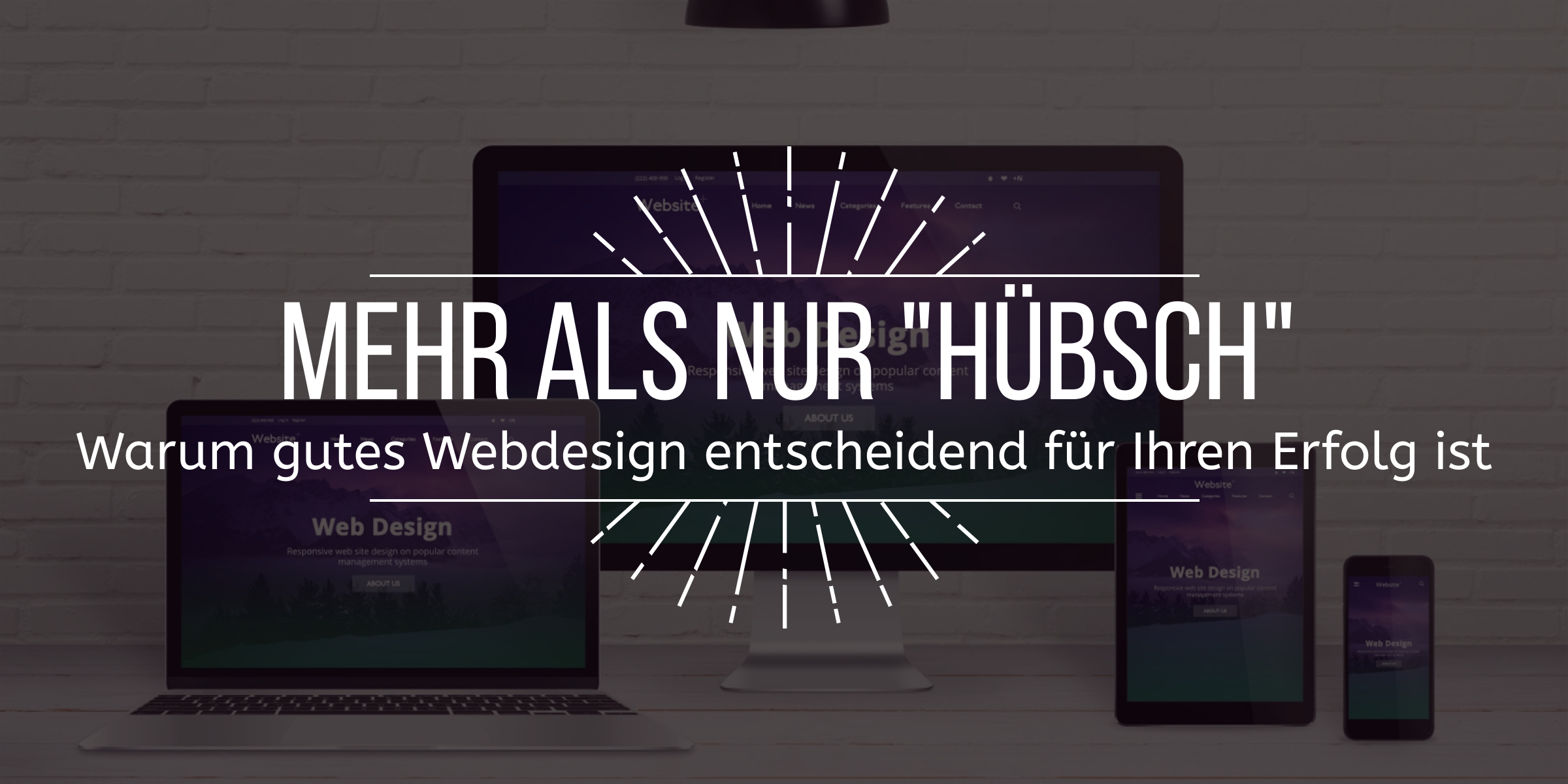 Bild mit dem vorgelagerten Text "Mehr als nur hübsch Warum gutes Webdesign entscheidend für Ihren Erfolg ist" - im Hintergrund ist eine Webseite zu sehen, die schön auf mehreren Endgeräten dargestellt wird (Laptop, PC-Bildschirm, Tablet und Handy)